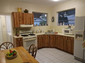 870 NW 14th Ct, Miami FL 33125