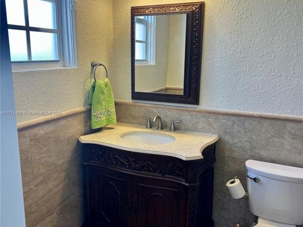 870 NW 14th Ct, Miami FL 33125