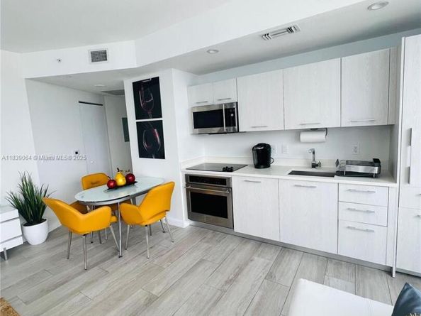 55 SW 9th St 3308, Miami FL 33130