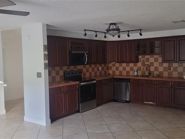 5861 NW 201st Ln, Hialeah FL 33015