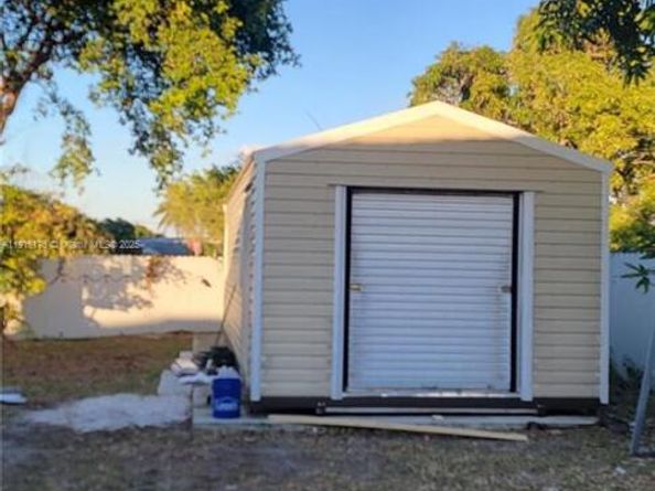 5861 NW 201st Ln, Hialeah FL 33015