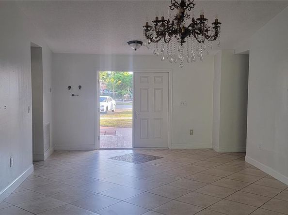 5861 NW 201st Ln, Hialeah FL 33015