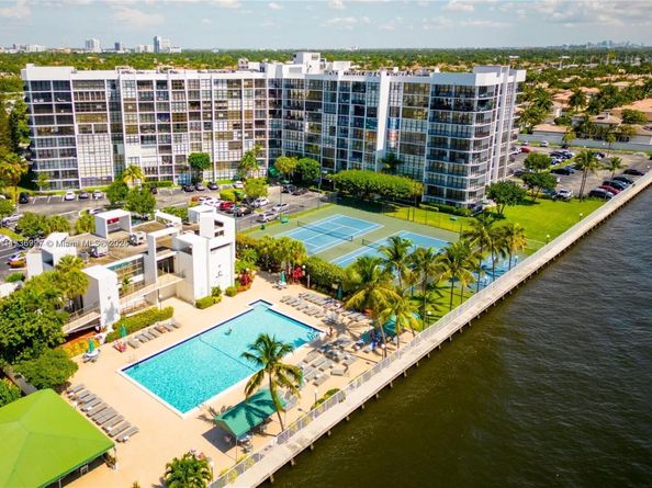 1000 Parkview Dr 202, Hallandale Beach FL 33009