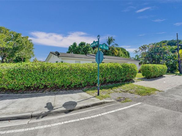 10 NW 100th St, Miami Shores FL 33150