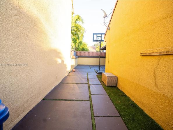 20331 NE 10th Ct, Miami FL 33179