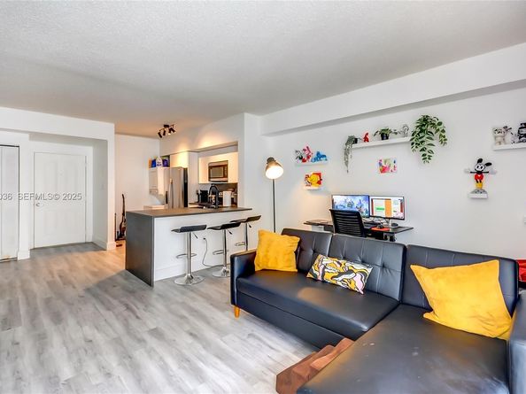 5077 NW 7th St 1216, Miami FL 33126