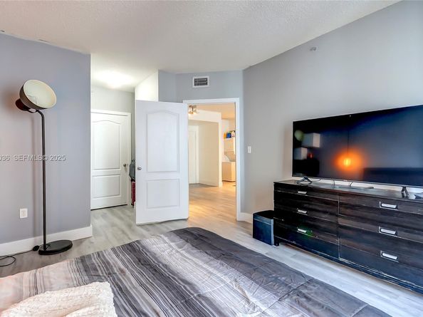 5077 NW 7th St 1216, Miami FL 33126