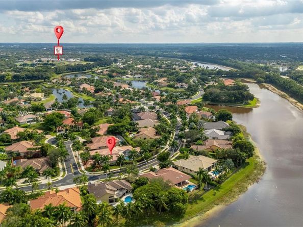 392 Coconut Cir, Weston FL 33326