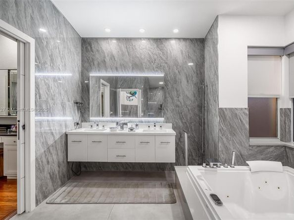 392 Coconut Cir, Weston FL 33326