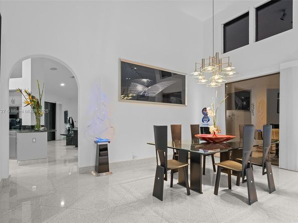 392 Coconut Cir, Weston FL 33326