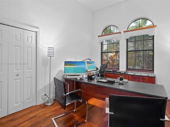 392 Coconut Cir, Weston FL 33326