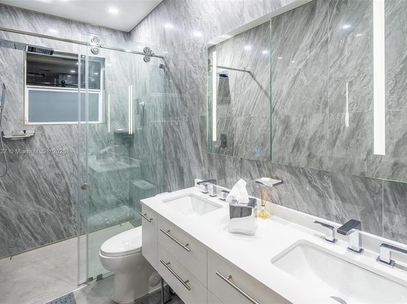 392 Coconut Cir, Weston FL 33326