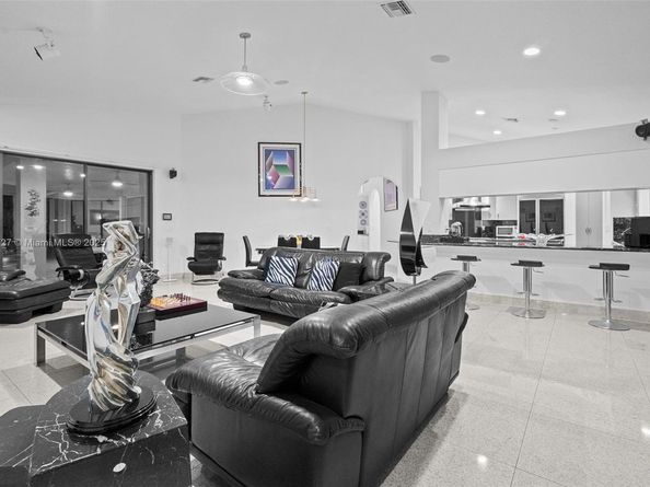 392 Coconut Cir, Weston FL 33326