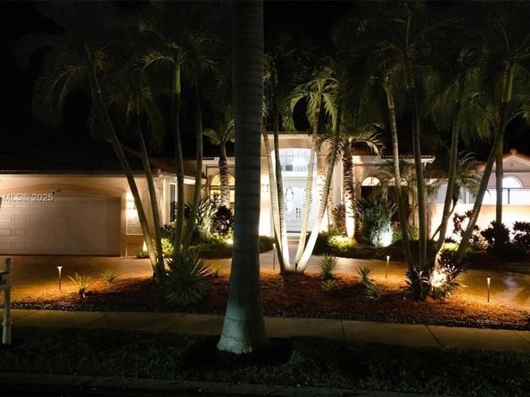 392 Coconut Cir, Weston FL 33326