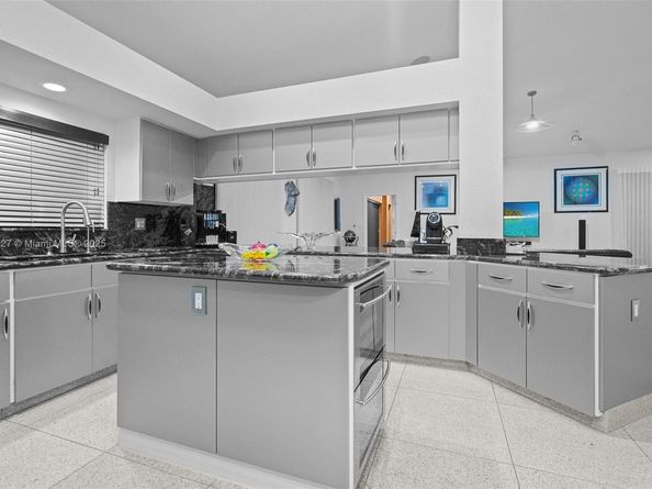 392 Coconut Cir, Weston FL 33326