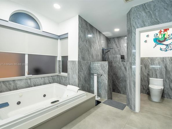 392 Coconut Cir, Weston FL 33326