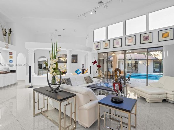 392 Coconut Cir, Weston FL 33326