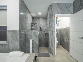 392 Coconut Cir, Weston FL 33326