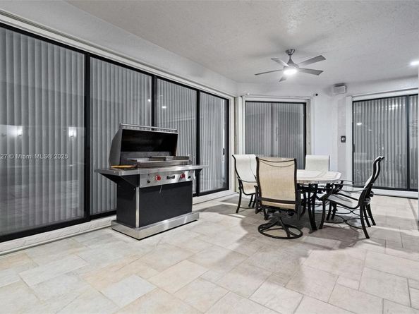 392 Coconut Cir, Weston FL 33326