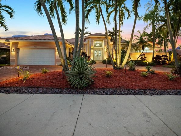 392 Coconut Cir, Weston FL 33326