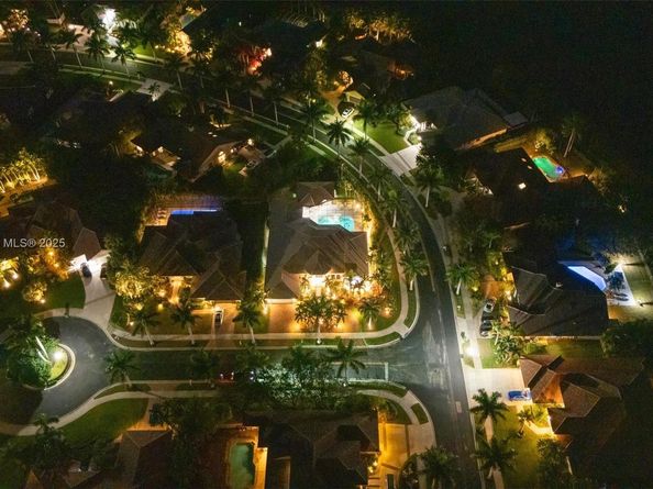 392 Coconut Cir, Weston FL 33326