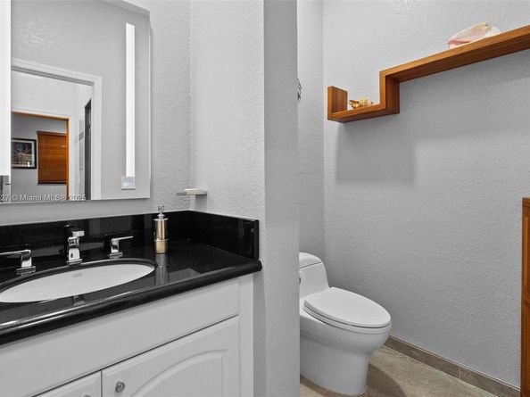 392 Coconut Cir, Weston FL 33326