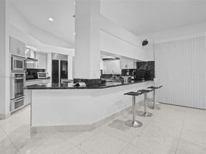 392 Coconut Cir, Weston FL 33326