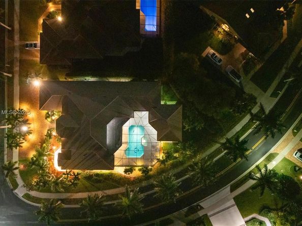 392 Coconut Cir, Weston FL 33326