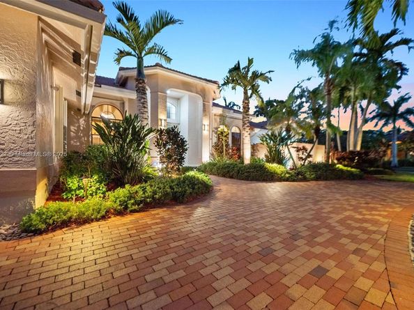 392 Coconut Cir, Weston FL 33326