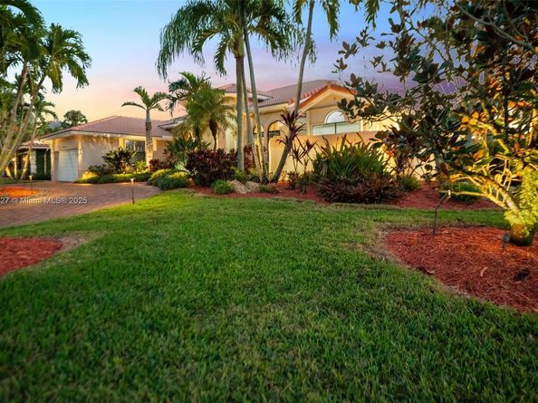 392 Coconut Cir, Weston FL 33326