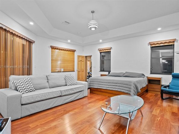 392 Coconut Cir, Weston FL 33326