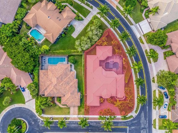 392 Coconut Cir, Weston FL 33326