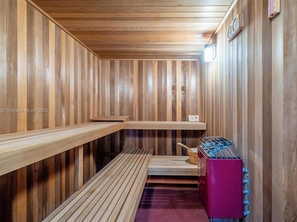 392 Coconut Cir, Weston FL 33326