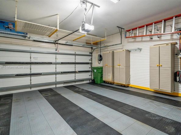 392 Coconut Cir, Weston FL 33326