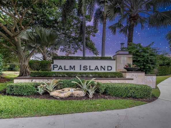 392 Coconut Cir, Weston FL 33326