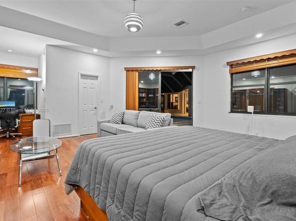 392 Coconut Cir, Weston FL 33326