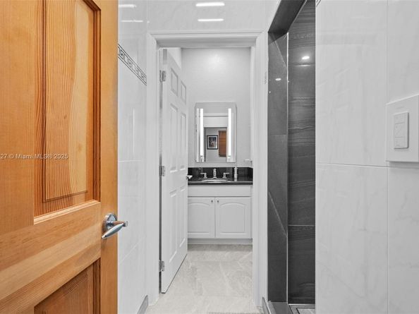 392 Coconut Cir, Weston FL 33326