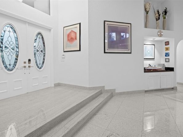 392 Coconut Cir, Weston FL 33326