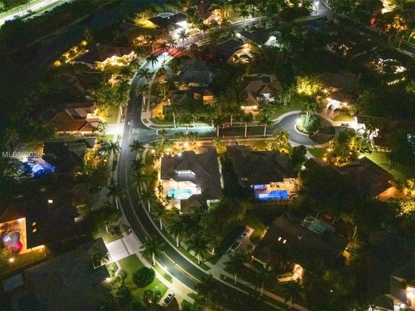 392 Coconut Cir, Weston FL 33326