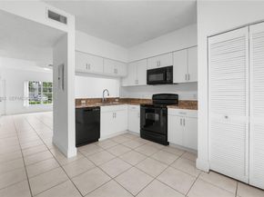 40 Simonton Cir 40, Weston FL 33326