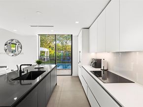 2572 NE 182nd Ter, North Miami Beach FL 33160