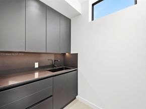 2572 NE 182nd Ter, North Miami Beach FL 33160