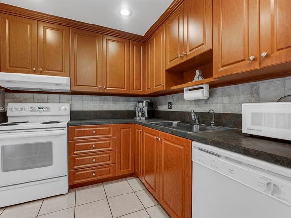 4270 NW 40th St 312, Lauderdale Lakes FL 33319