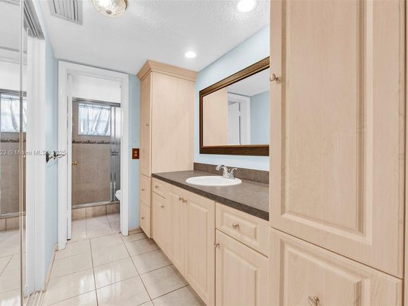 4270 NW 40th St 312, Lauderdale Lakes FL 33319