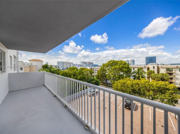 137 Golden Isles Dr 508, Hallandale Beach FL 33009