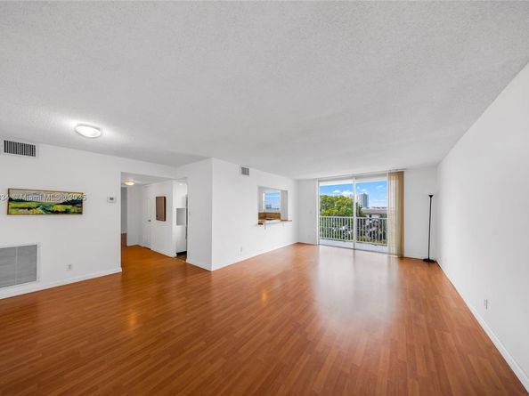 137 Golden Isles Dr 508, Hallandale Beach FL 33009