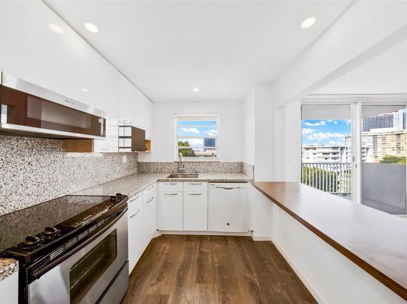 137 Golden Isles Dr 508, Hallandale Beach FL 33009