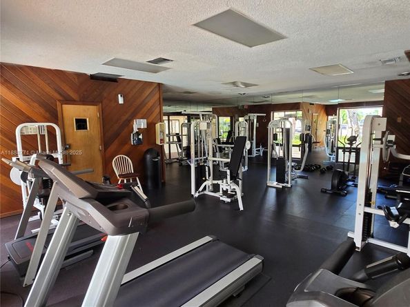 5242 NE 6th Ave, Building D 27 D 27, Oakland Park FL 33334