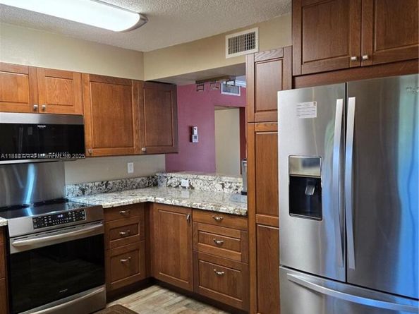 5242 NE 6th Ave, Building D 27 D 27, Oakland Park FL 33334