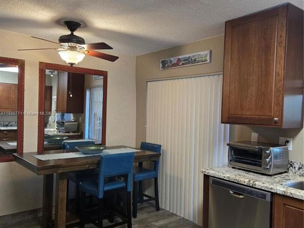 5242 NE 6th Ave, Building D 27 D 27, Oakland Park FL 33334